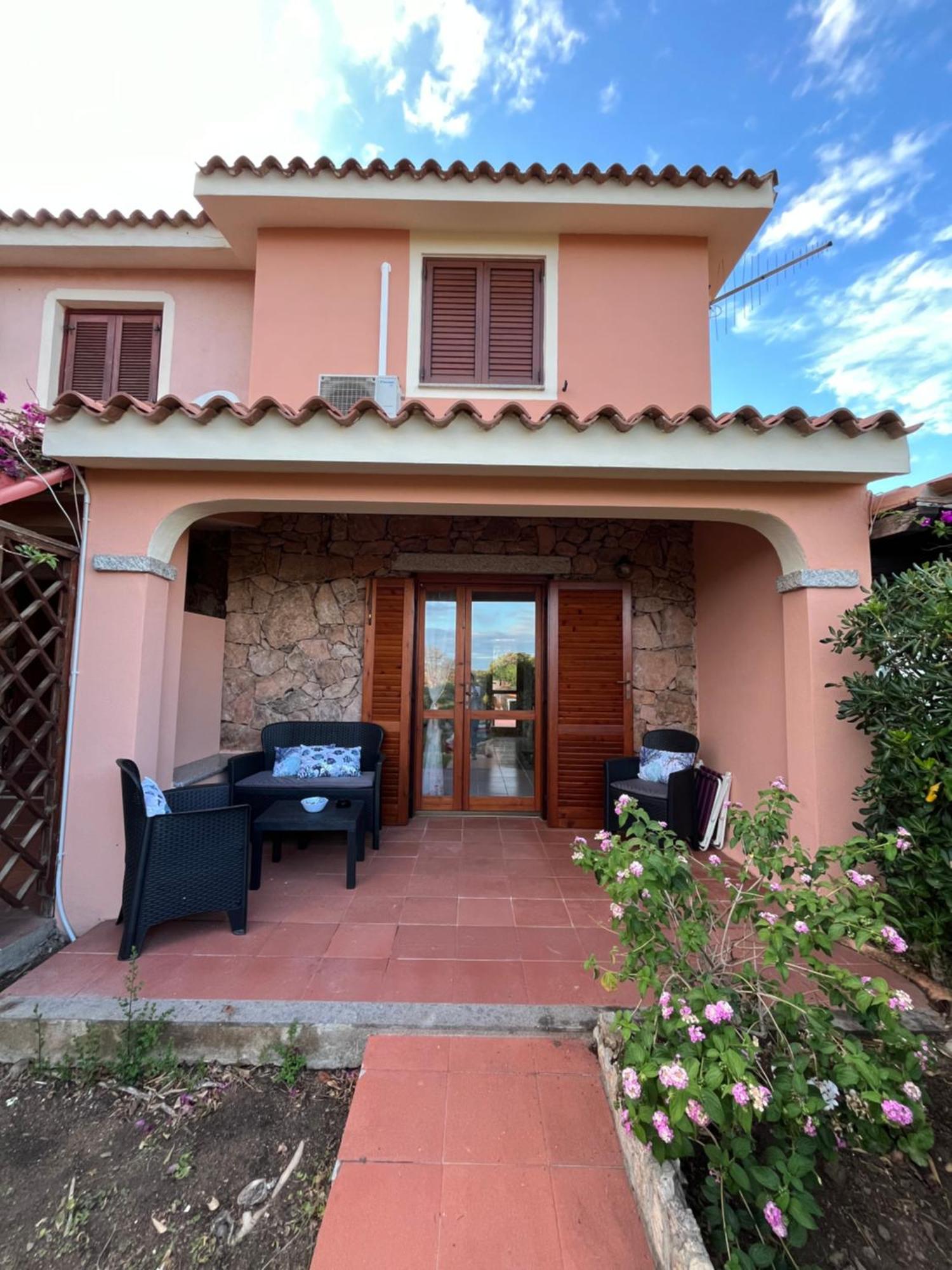 Casa Sviluppata Su Due Piani Con Doppia Veranda E Parcheggio Privato San Teodoro  Ngoại thất bức ảnh