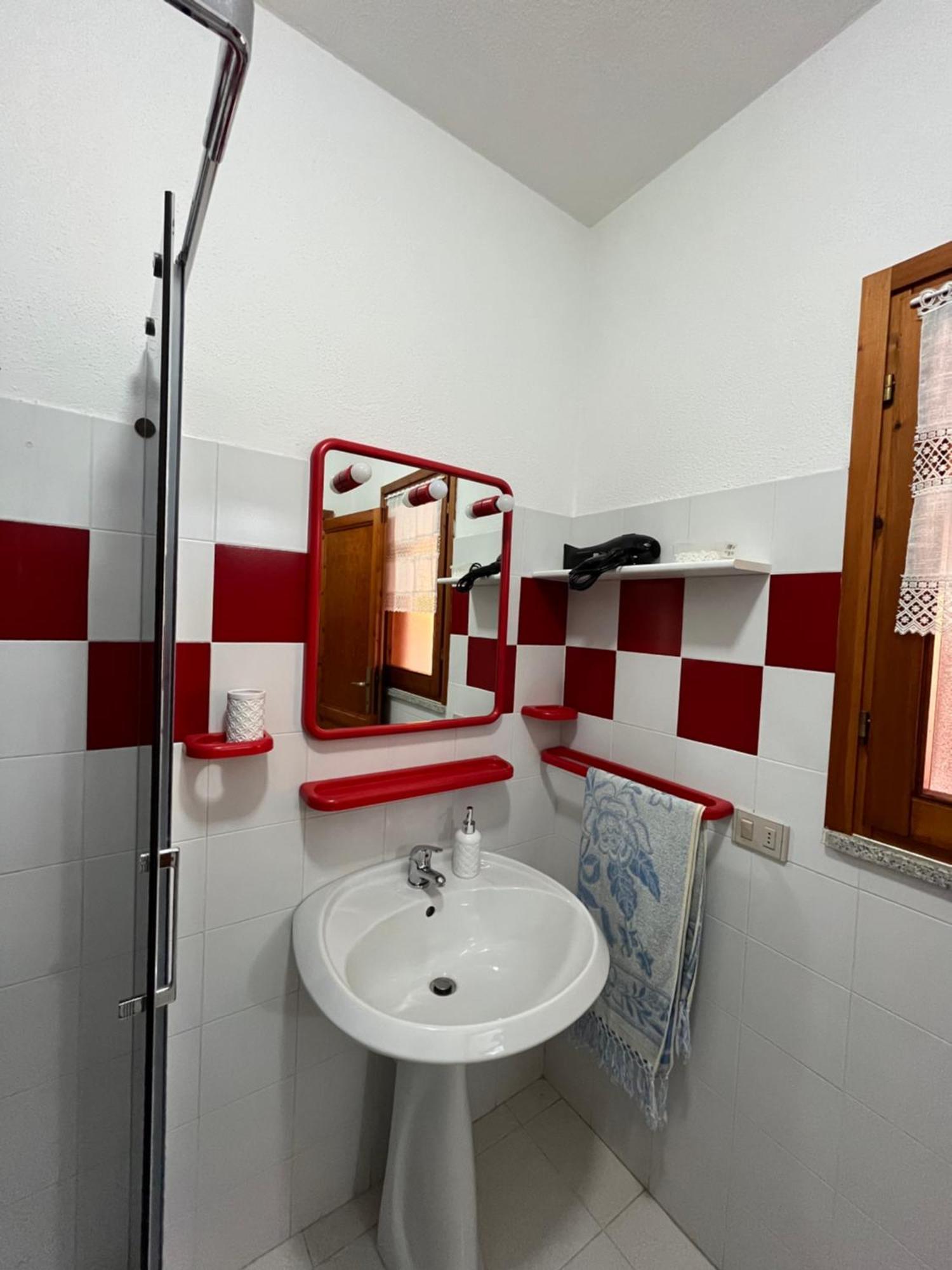Casa Sviluppata Su Due Piani Con Doppia Veranda E Parcheggio Privato San Teodoro  Ngoại thất bức ảnh