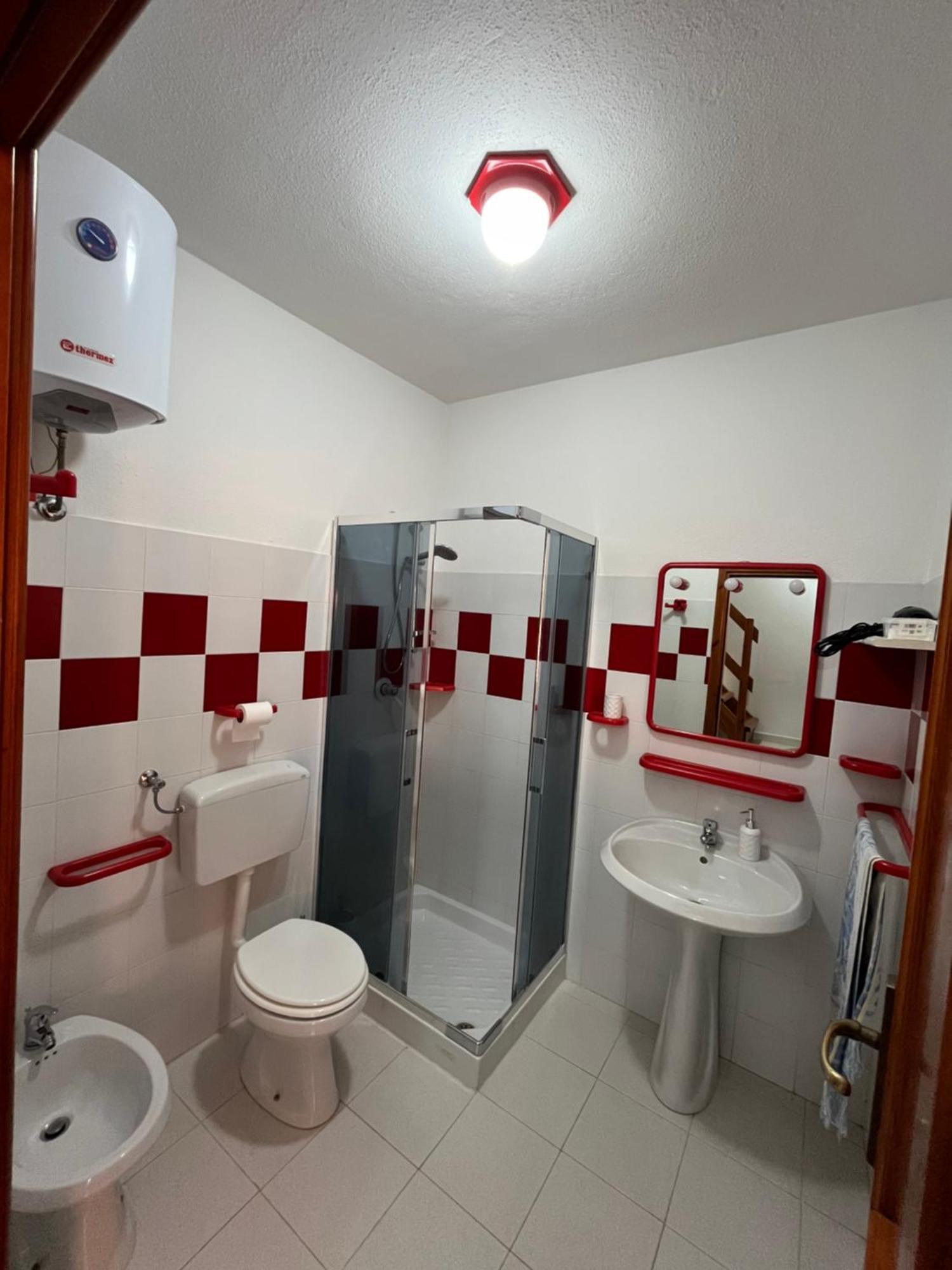 Casa Sviluppata Su Due Piani Con Doppia Veranda E Parcheggio Privato San Teodoro  Ngoại thất bức ảnh