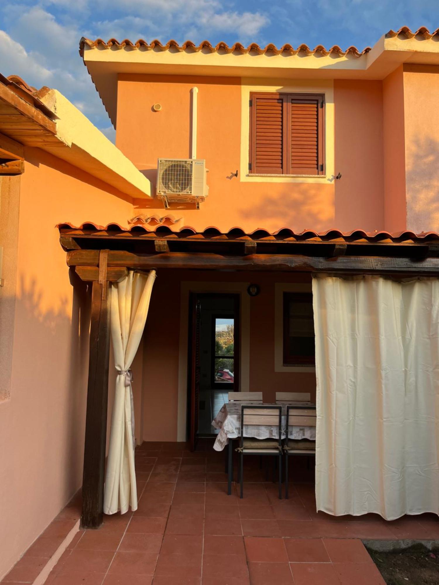 Casa Sviluppata Su Due Piani Con Doppia Veranda E Parcheggio Privato San Teodoro  Ngoại thất bức ảnh